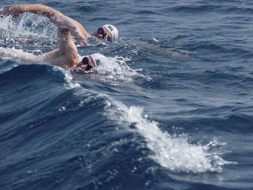 nadar en el mar